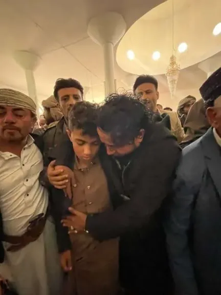 ”الصورة التي أبكت اليمن… كيف ودّع نجل علي عنبة أسطورة الفن؟”